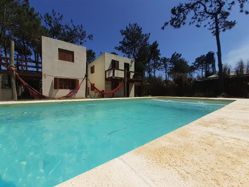 una piscina frente a una casa en Achalay, en Punta del Diablo