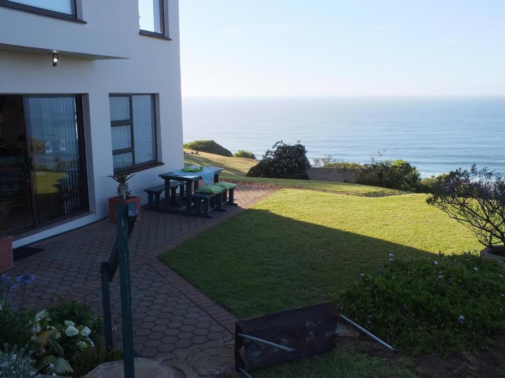 a patio with a view of the ocean at Sieniesee in Mossel Bay