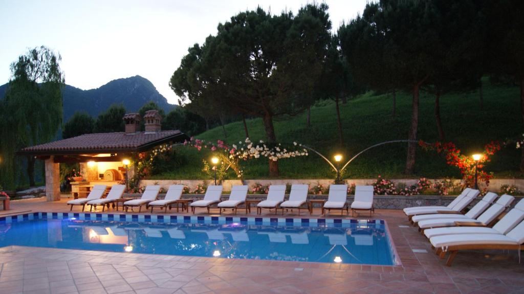 Bazén v ubytovaní Resort Ninfea San Pellegrino Terme alebo v jeho blízkosti