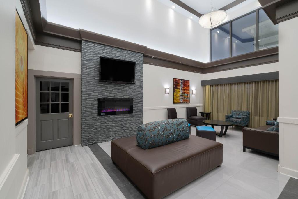 a living room with a couch and a fireplace at Wingate by Wyndham Memphis East in Memphis