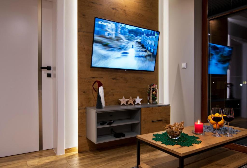 Televízia a/alebo spoločenská miestnosť v ubytovaní Apartament MOUNTSEA ,Karpacz Ogrodnicza