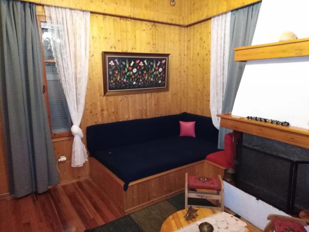 Habitación con sofá azul en una habitación en Ioannina Traditional House en Ioánina