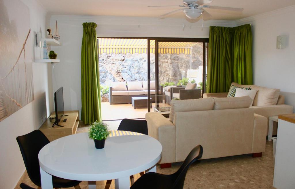 Posezení v ubytování 2 BDR,2 BATH Amarilla Golf Apartment