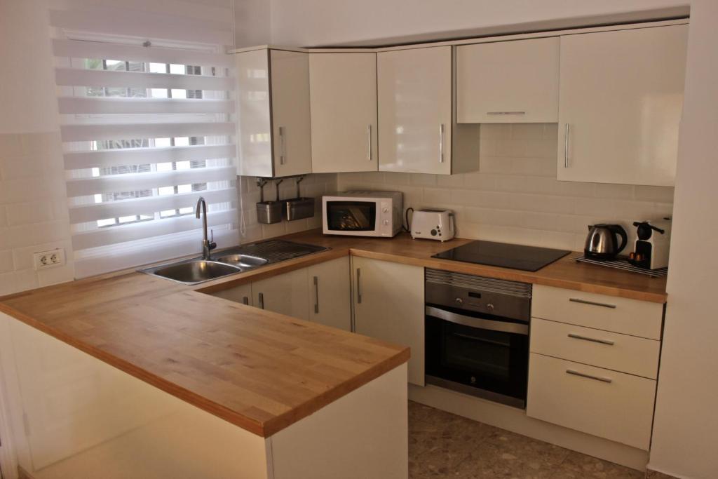 Kuchyň nebo kuchyňský kout v ubytování 2 BDR,2 BATH Amarilla Golf Apartment