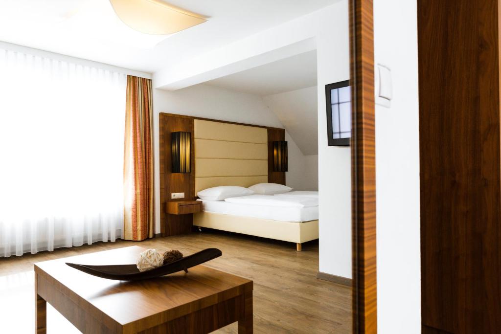 Postel nebo postele na pokoji v ubytování Hotel Kapeller Innsbruck