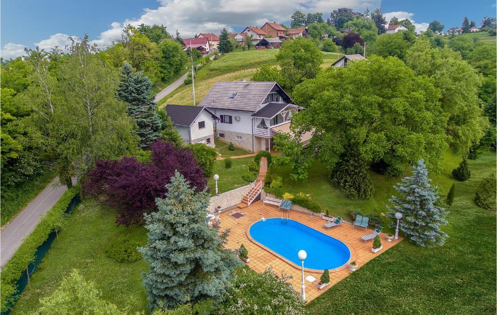 an aerial view of a house with a swimming pool at Awesome Home In Seketin With Sauna in Seketin