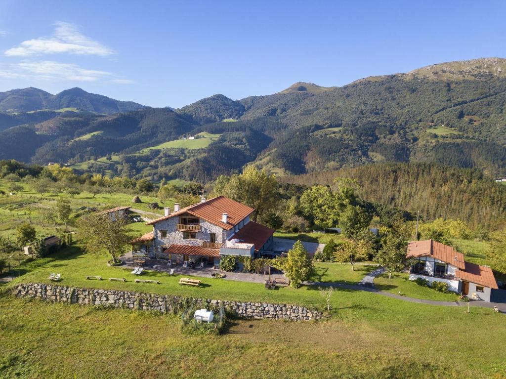 z powietrza widok na farmę z górami w tle w obiekcie URAIN Suites - Apartments at Flysch-Coast w mieście Zumaia