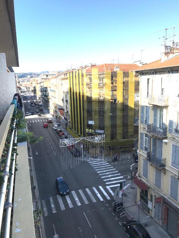 Pemandangan umum bagi Nice atau pemandangan bandar yang diambil dari apartmen