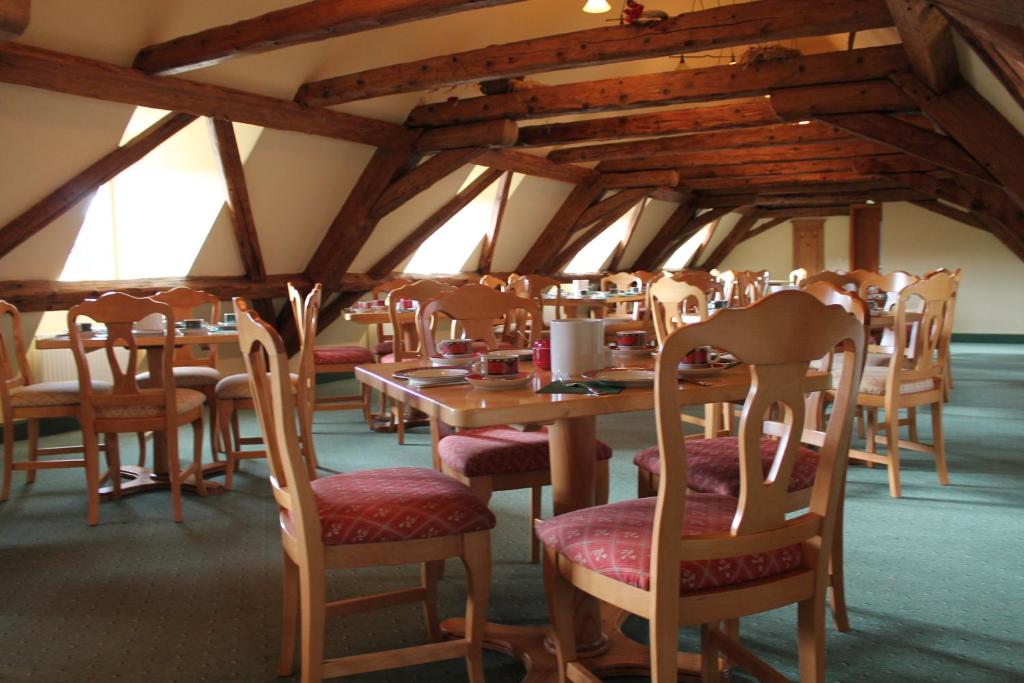 Ein Restaurant oder anderes Speiselokal in der Unterkunft Hotel zum Brauhaus 