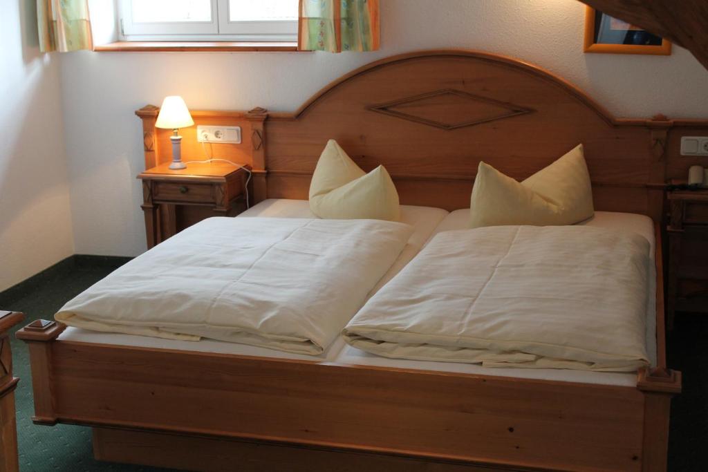 Ein Bett oder Betten in einem Zimmer der Unterkunft Hotel zum Brauhaus