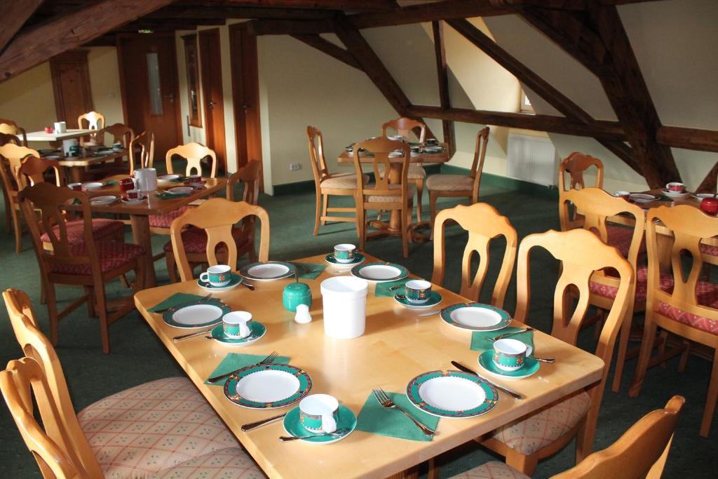 Ein Restaurant oder anderes Speiselokal in der Unterkunft Hotel zum Brauhaus 