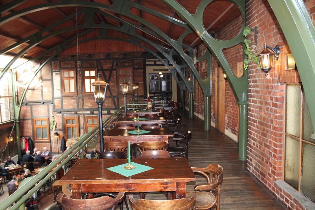 Ein Restaurant oder anderes Speiselokal in der Unterkunft Hotel zum Brauhaus 