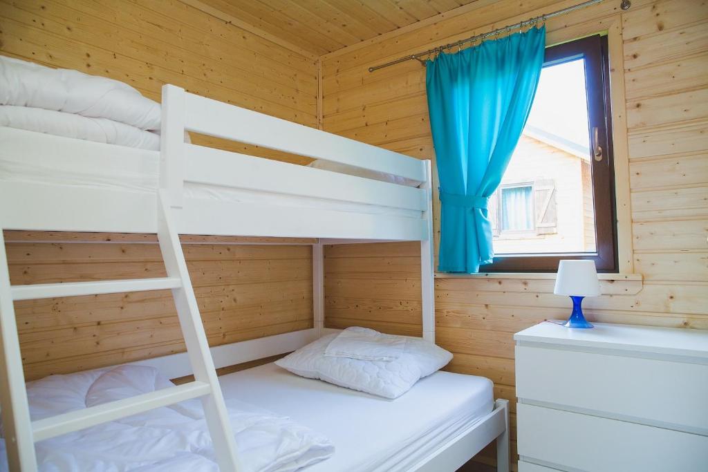 Postel nebo postele na pokoji v ubytování Wisełka Domki Letniskowe NEMO