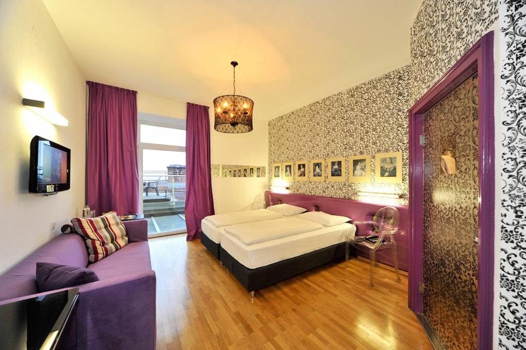 Postel nebo postele na pokoji v ubytování Erlebnis Post - Stadthotel mit EigenART