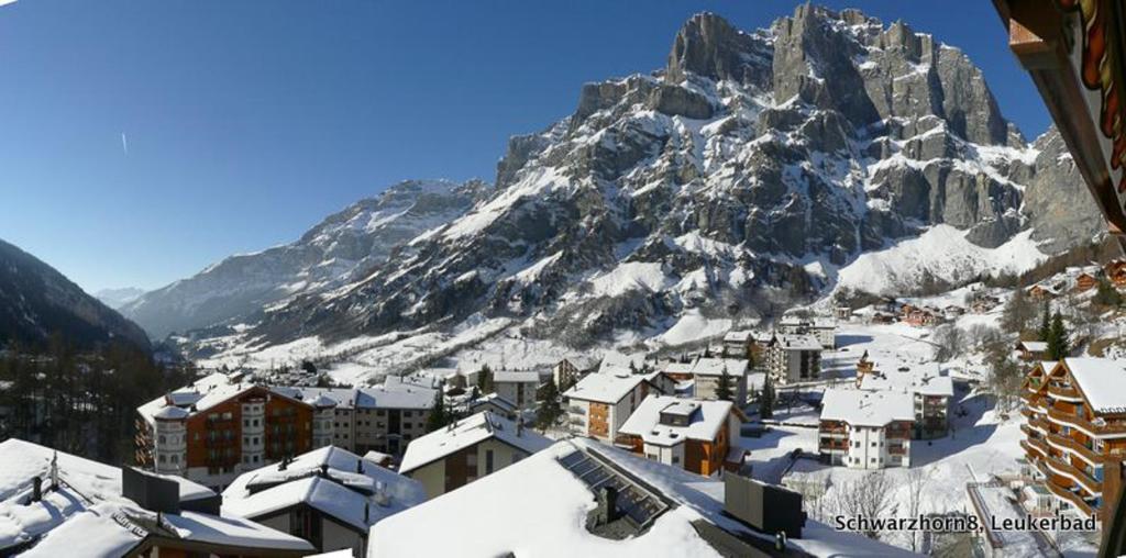 ロイカーバートにあるSchwarzhorn 8の雪に覆われた山の前の町