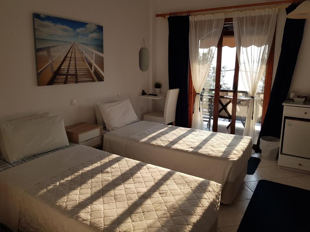Postel nebo postele na pokoji v ubytování Pension Antonakis Ouranoupolis Greece