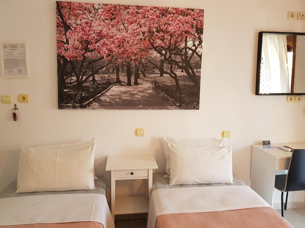 Postel nebo postele na pokoji v ubytování Pension Antonakis Ouranoupolis Greece