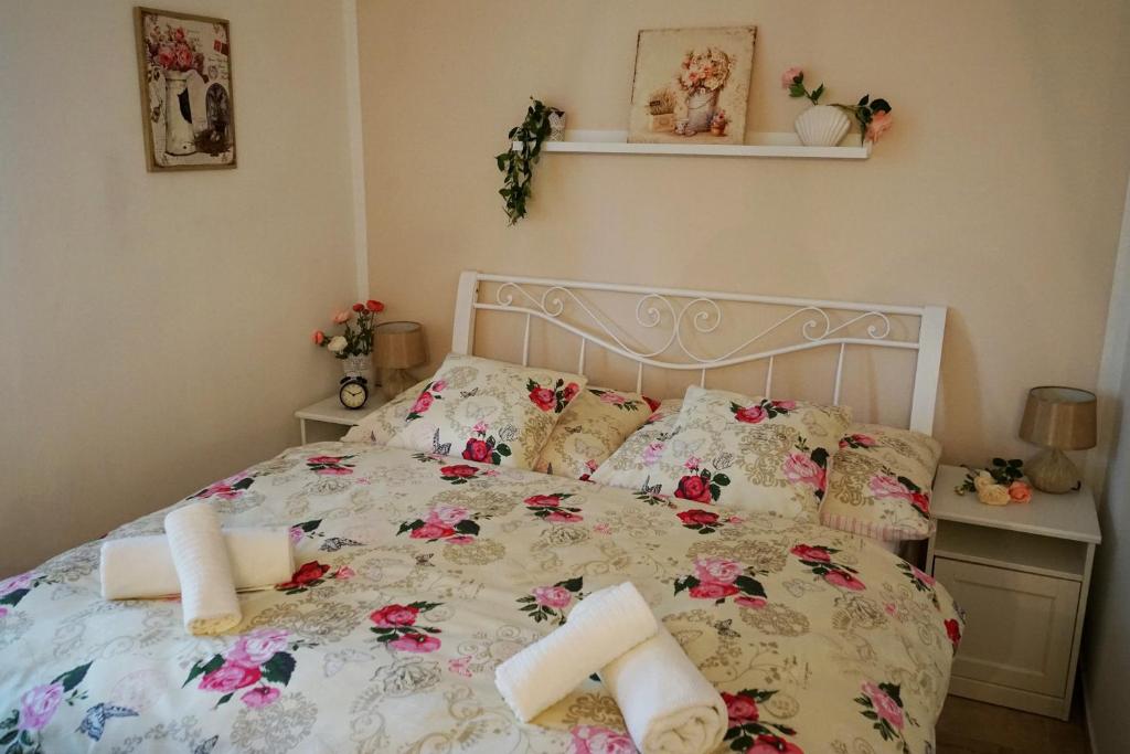 Un dormitorio con una cama con flores. en Studio Boroví en Karlštejn