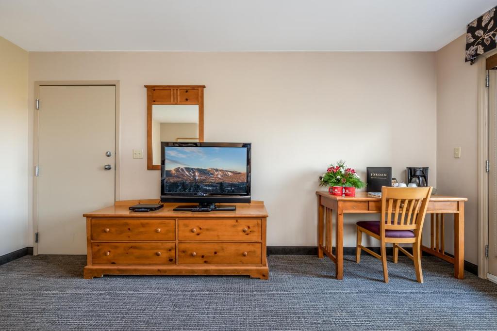 TV a/nebo společenská místnost v ubytování Jordan Hotel