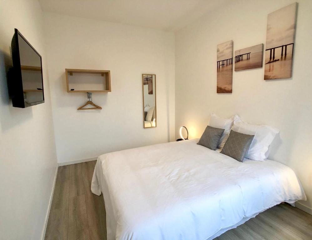 Deluxe Design - City Center Cosy Apartments – photo 58