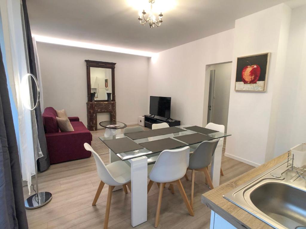 Deluxe Design - City Center Cosy Apartments – photo 22
