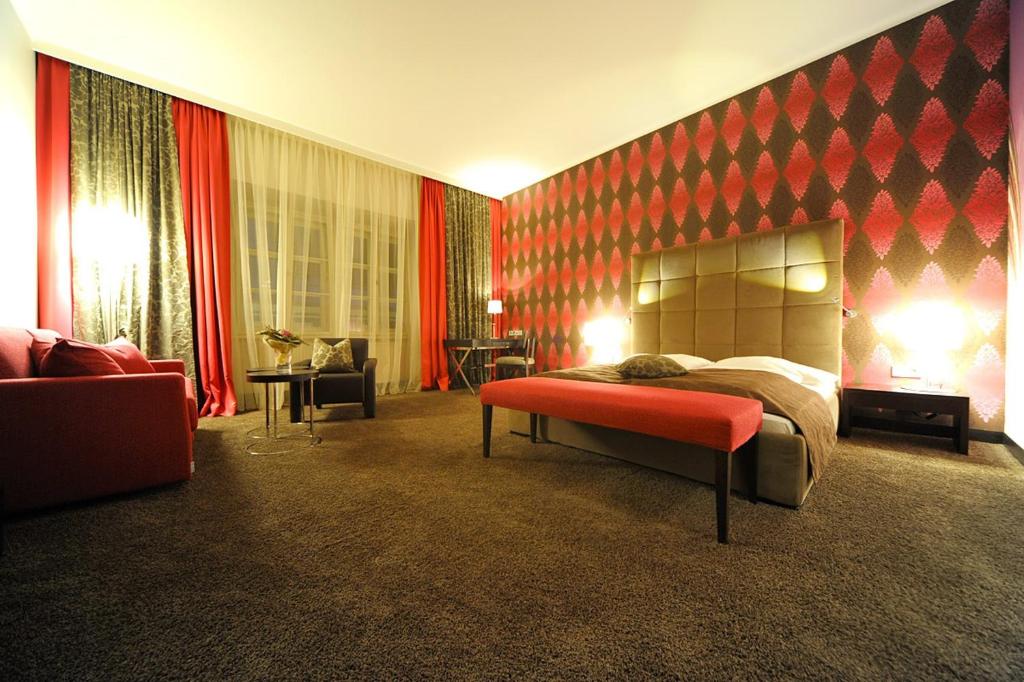 Postel nebo postele na pokoji v ubytování Erlebnis Post - Stadthotel mit EigenART