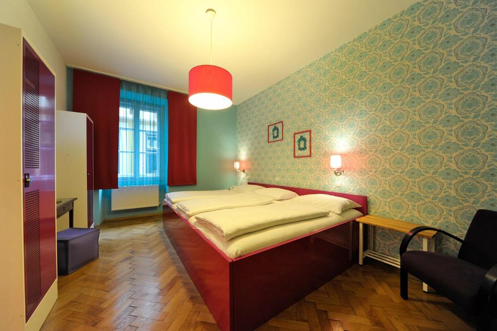 Postel nebo postele na pokoji v ubytování Erlebnis Post - Stadthotel mit EigenART