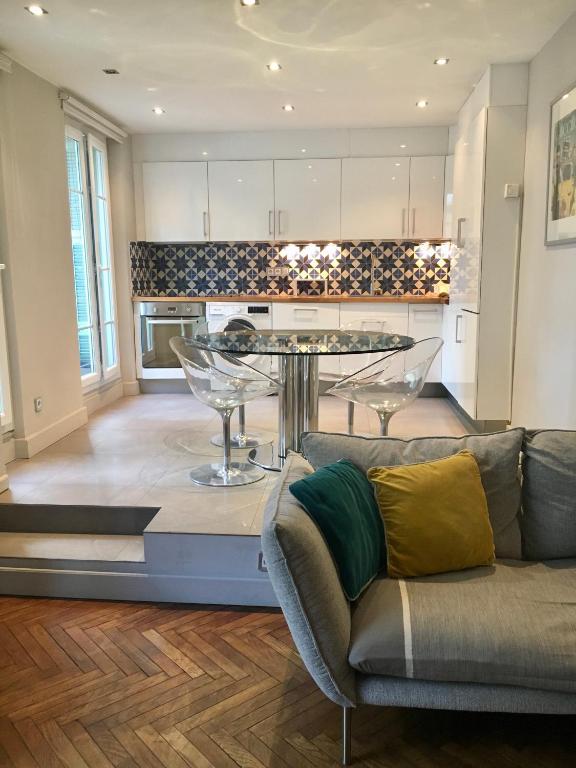 un salon avec un canapé et une table dans l'établissement Le petit bourgeois de Nice, à Nice