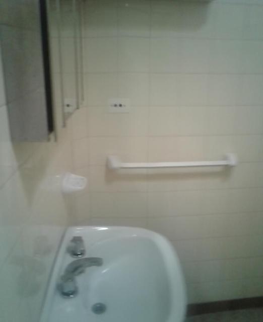 Un baño de Habitacion c/baño priv Low cost