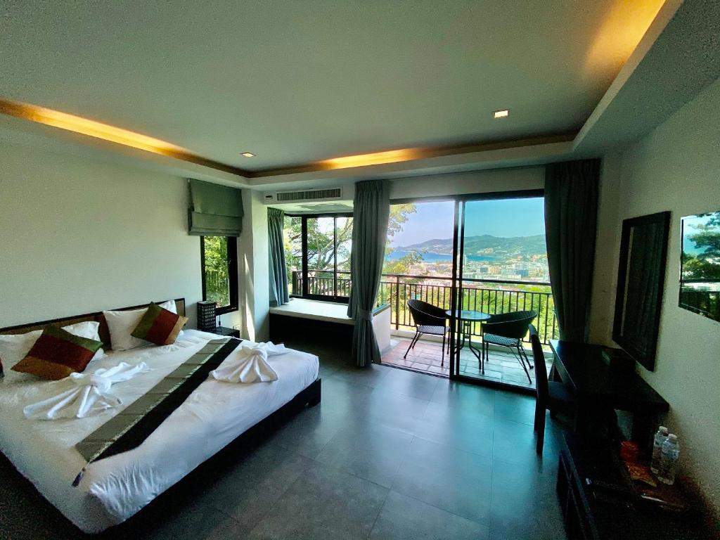Postel nebo postele na pokoji v ubytování Sunset Bay View Phuket
