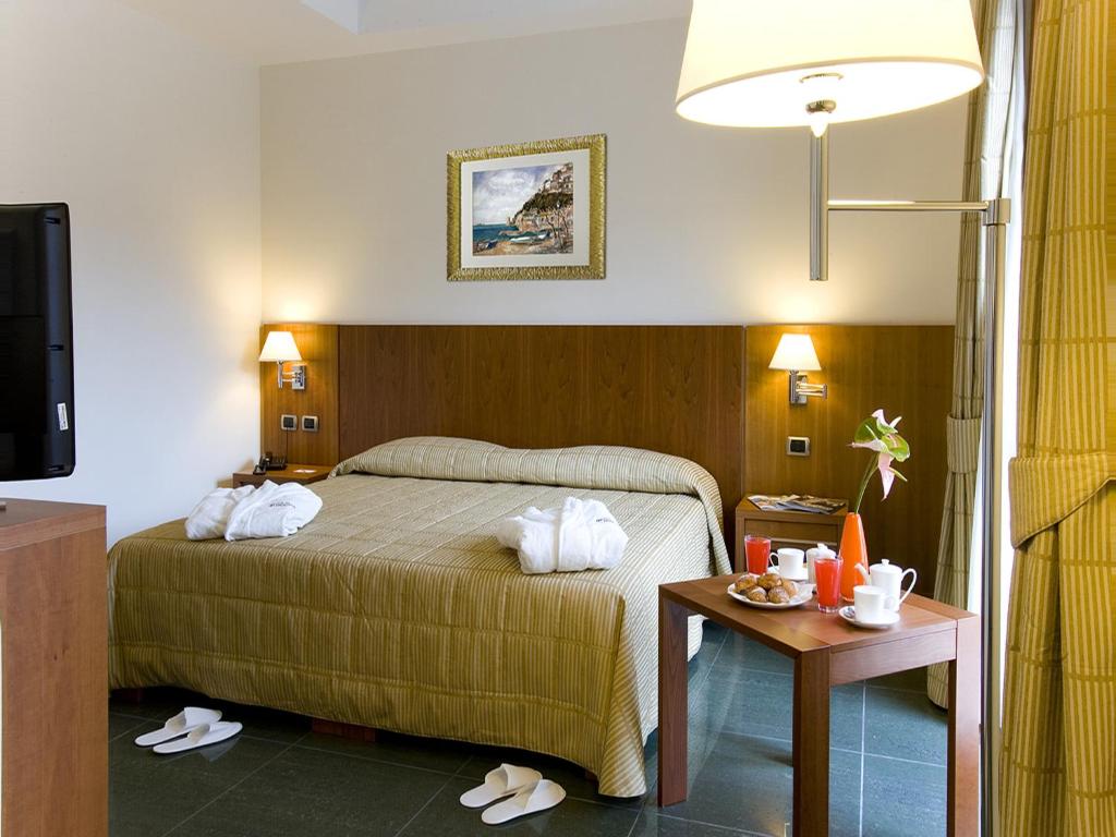 Een bed of bedden in een kamer bij Hotel Dei Principati