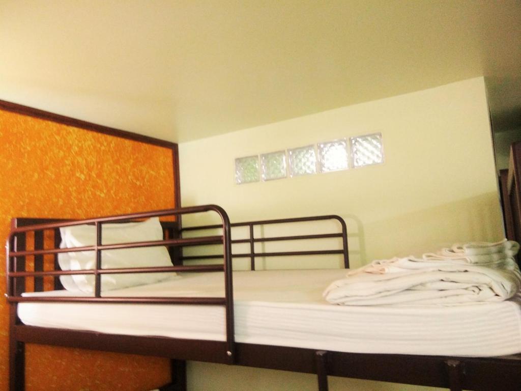 Postel nebo postele na pokoji v ubytování Thepparat Lodge Krabi