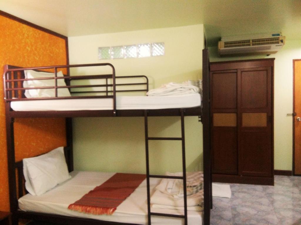 Palanda nebo palandy na pokoji v ubytování Thepparat Lodge Krabi