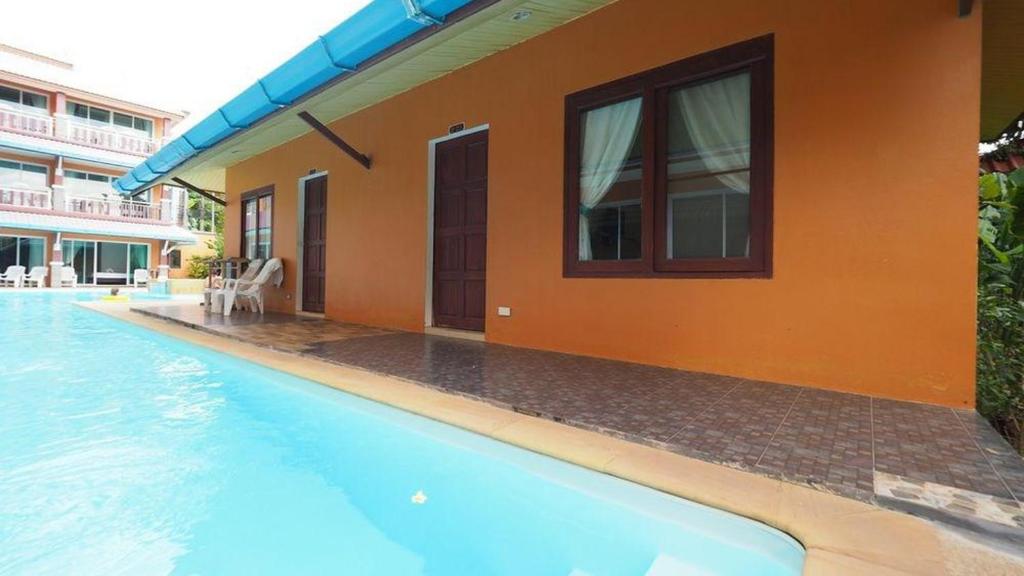 Bazén v ubytování Lanta Fevrier Resort nebo v jeho okolí