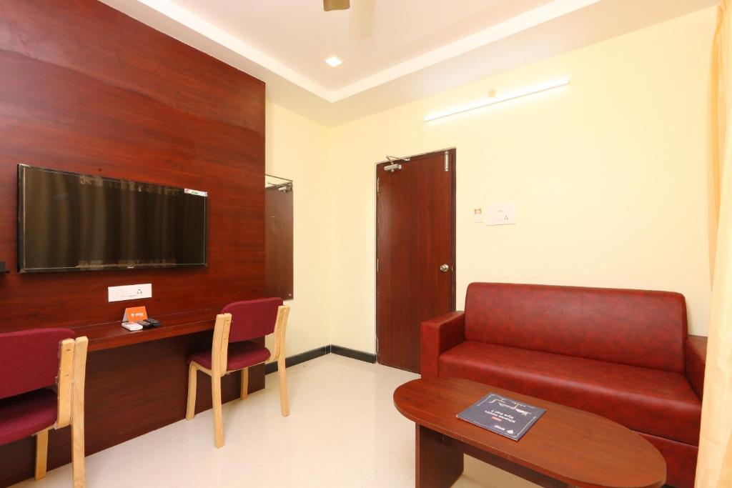 TV a/nebo společenská místnost v ubytování Hotel Ramcharan Residency, Tirupati