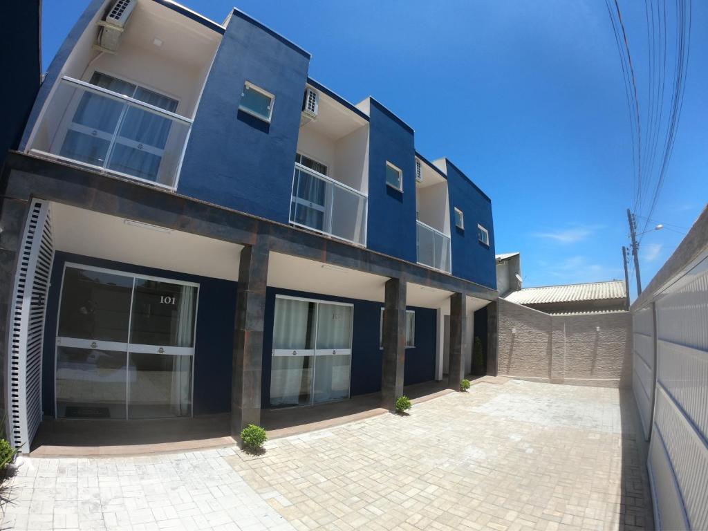 een blauw-wit gebouw met een binnenplaats bij Pousada Amanhecer do Sul in Penha