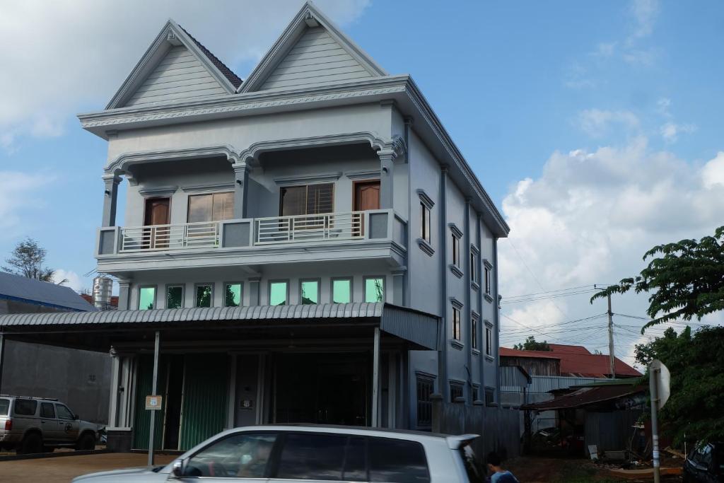 a white car parked in front of a house at Mondulkiri Holiday homestay in Senmonorom