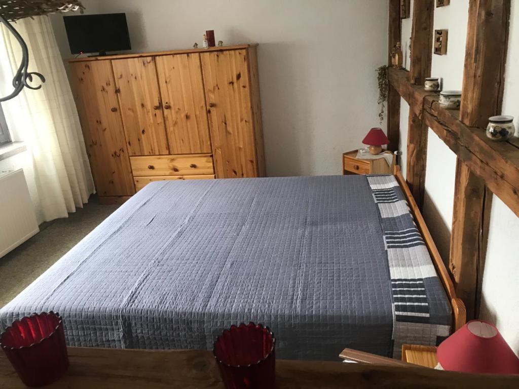 - une chambre avec un grand lit dans l'établissement Fewo-Michi, à Kurort Oberwiesenthal