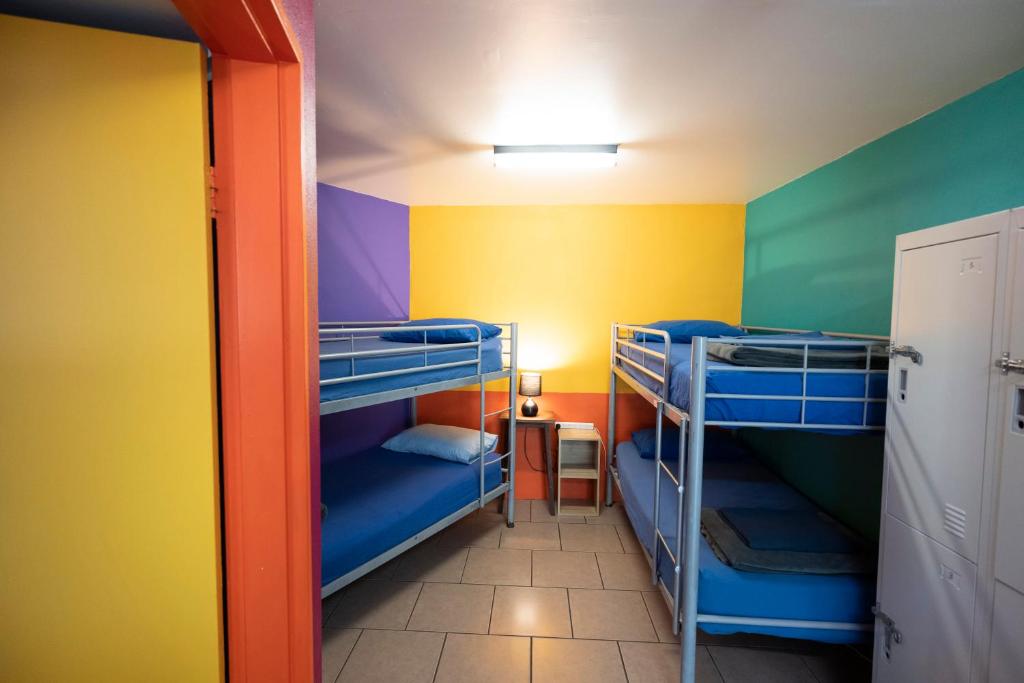 Postel nebo postele na pokoji v ubytování 1770 Beachside Backpacker
