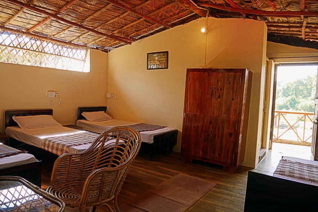 Nature Care Village- Rajaji National Park - 床在4床的女宿舍房间