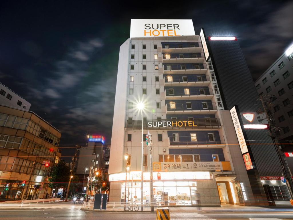 名古屋的住宿－Super Hotel Nagoya Ekimae，一座酒店大楼,上面有标志