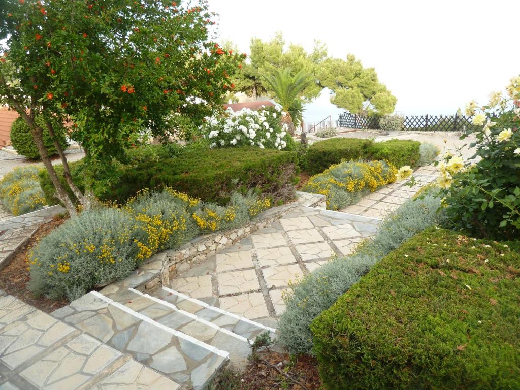 Сад в Milia Bay Hotel Apartments