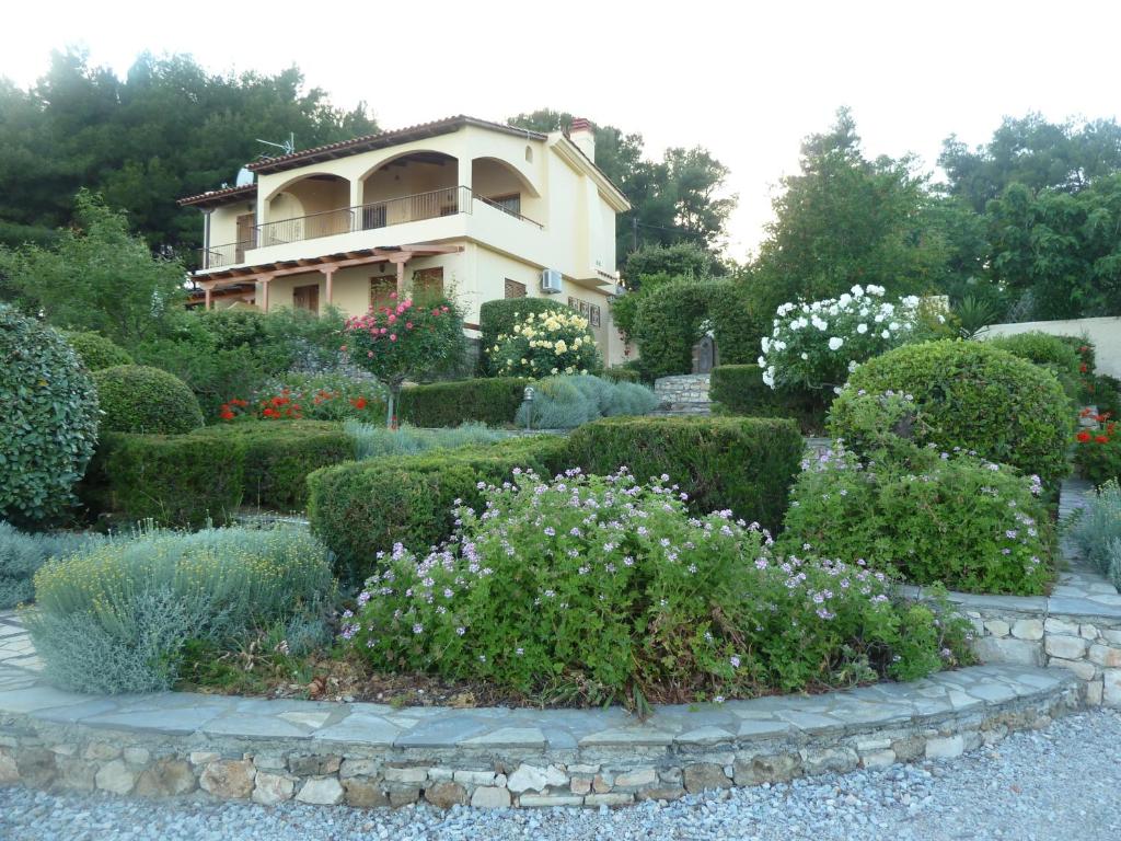 Сад в Milia Bay Hotel Apartments