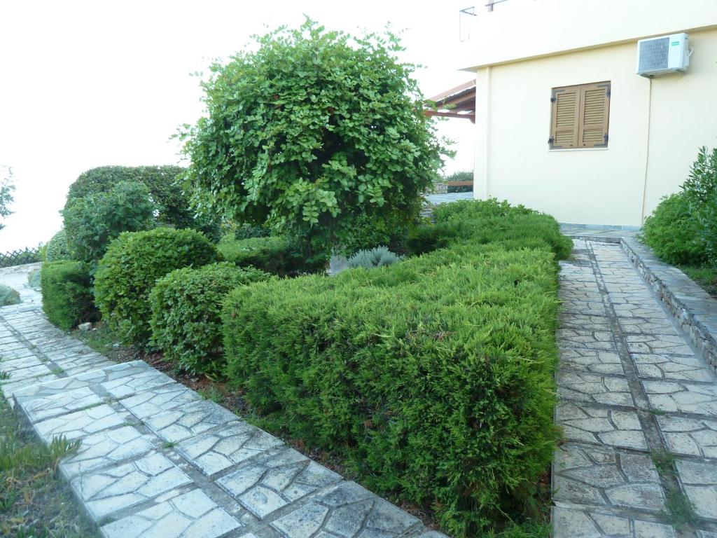 Сад в Milia Bay Hotel Apartments