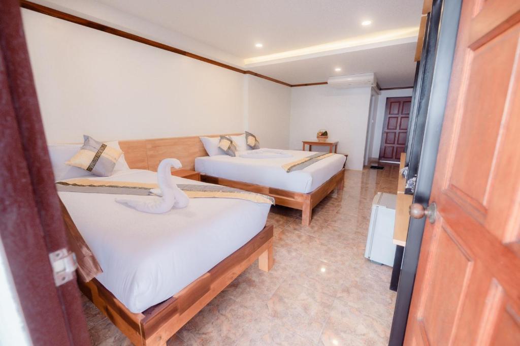 Postel nebo postele na pokoji v ubytování Coconut Grove Hotel Samui