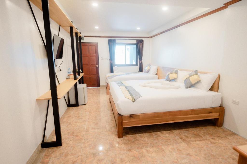 Postel nebo postele na pokoji v ubytování Coconut Grove Hotel Samui