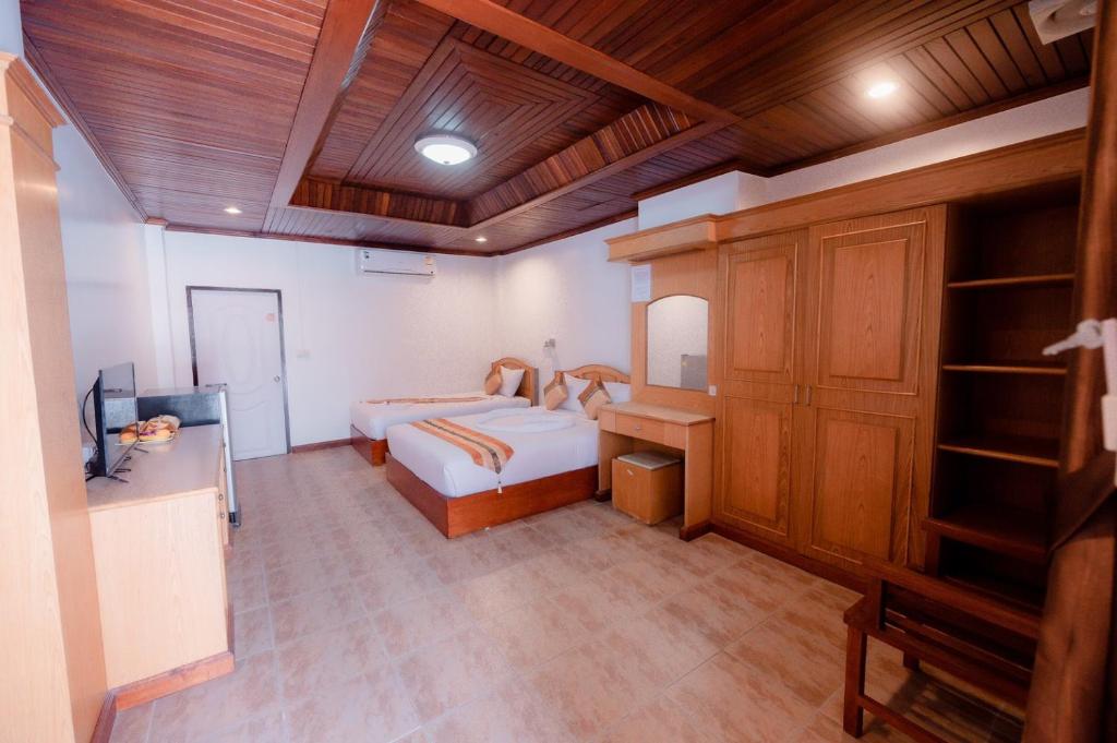 Postel nebo postele na pokoji v ubytování Coconut Grove Hotel Samui