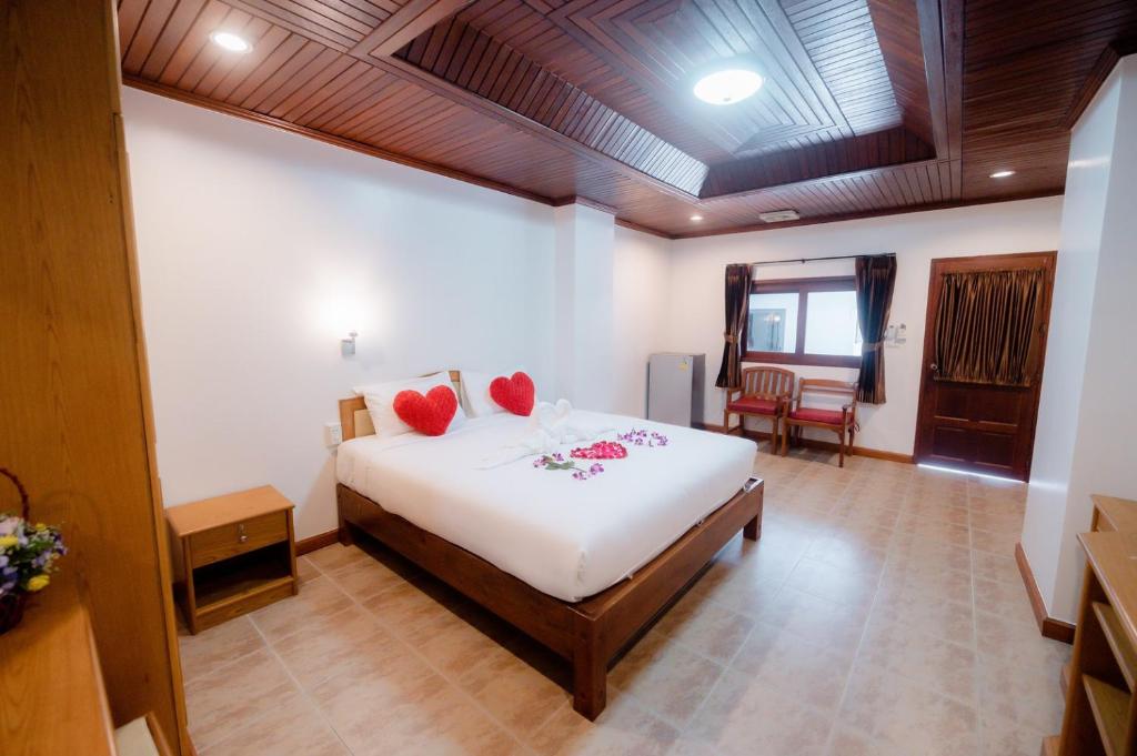 Postel nebo postele na pokoji v ubytování Coconut Grove Hotel Samui