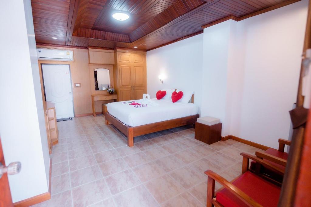 Postel nebo postele na pokoji v ubytování Coconut Grove Hotel Samui