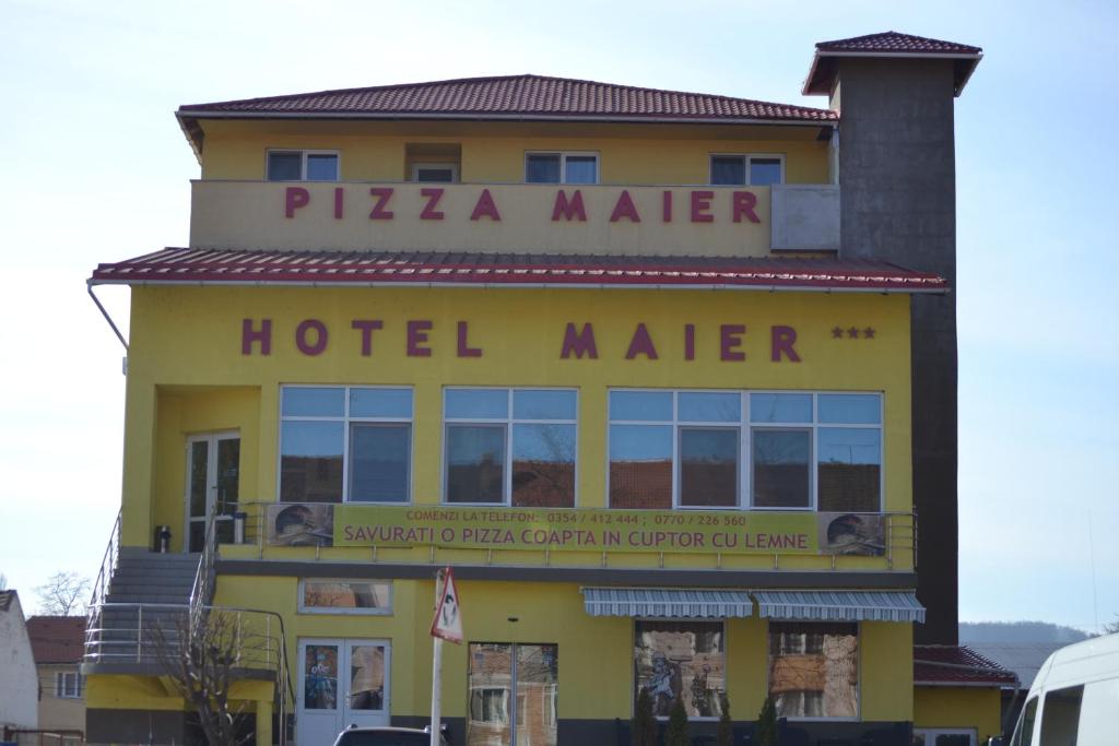 フネドアラにあるHotel Maierの建物脇のホテルメーカー看板